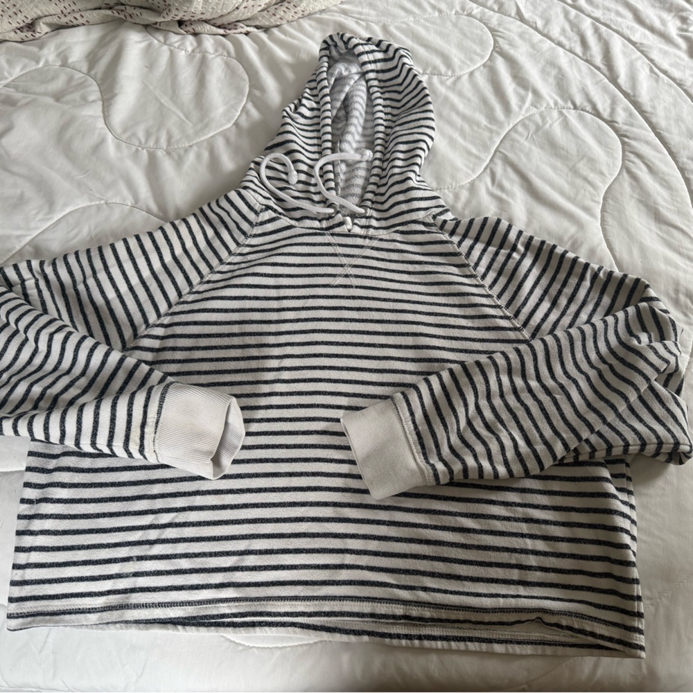 H&M Black and White Striped Cropped Pullover